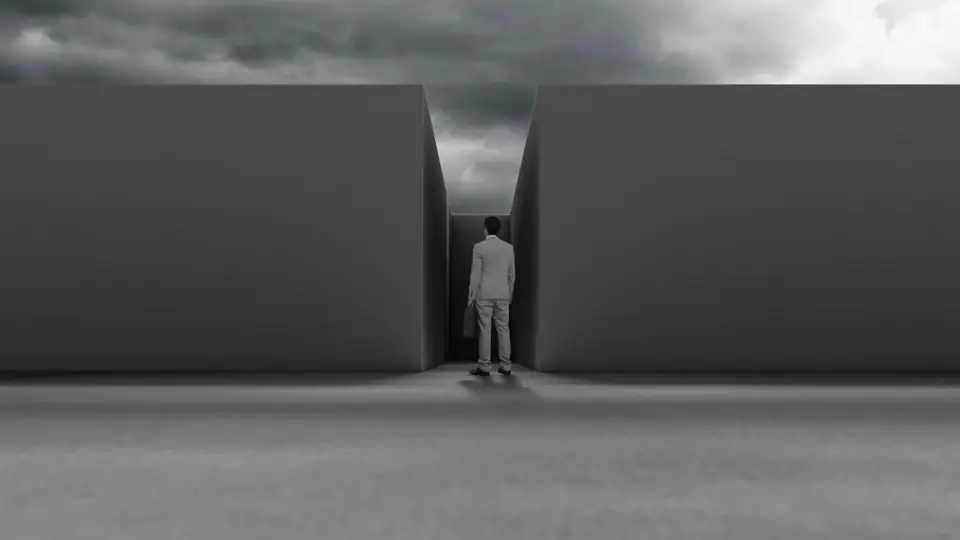 Un hombre frente a un laberinto; la solución lo rodea por fuera